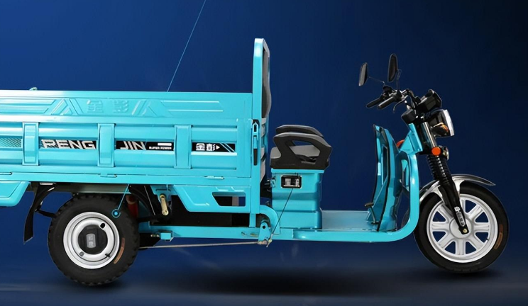 金彭推出新款货运三轮车，能拉2000斤，有无刷自卸系统，可以上牌