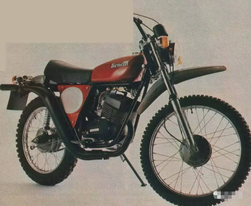 贝纳利于1921年制造了一款装有自己发动机的98毫升摩托车，后来被中企收购（2005年10月）