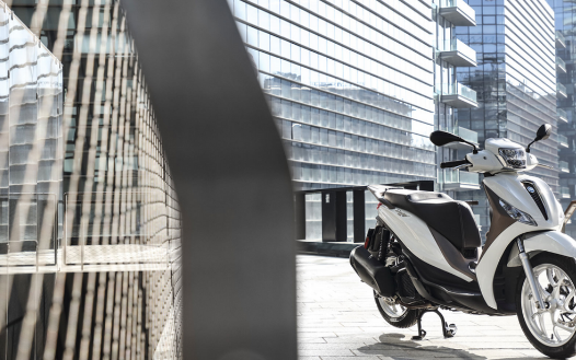 《两万多的摩托车推荐》进口比亚乔2022款Medley150全新配色，经典欧洲意式风格设计，28800元起