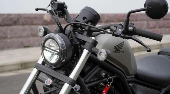 《3万左右的太子摩托车》名曰“反叛者”的日式巡航，本田CM300静态展示