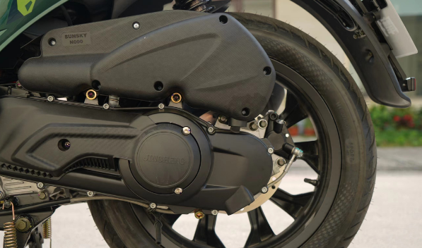 《2至3万的踏板摩托车推荐》大轮踏板金城提拉米苏200，经典外观配置升级
