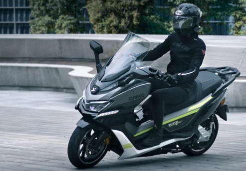 《3万-4万摩托车推荐》运动舒适长续航，森蓝E-RT3电动大踏板，售价3.98万元