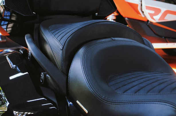 庞巴迪摩托车：Spyder F3系列，采用大前脸设计语言，霸气而充满科技感