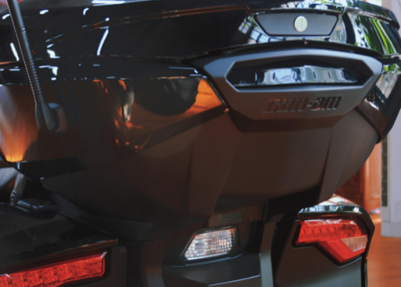 庞巴迪摩托车：Spyder F3系列，采用大前脸设计语言，霸气而充满科技感