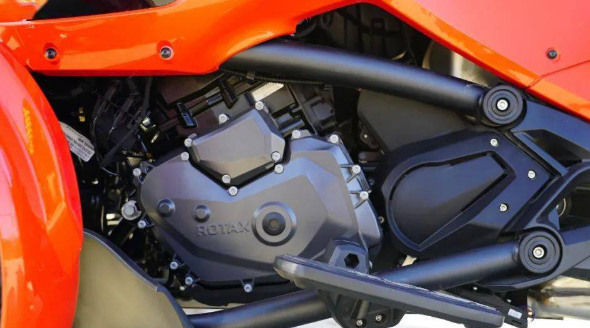 庞巴迪spyder f3多少钱：30万摩托车：罕见倒三轮，豪华科幻，庞巴迪Spyder F3