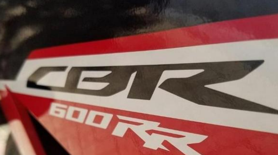 本田CBR600RR摩托车：售价105000元